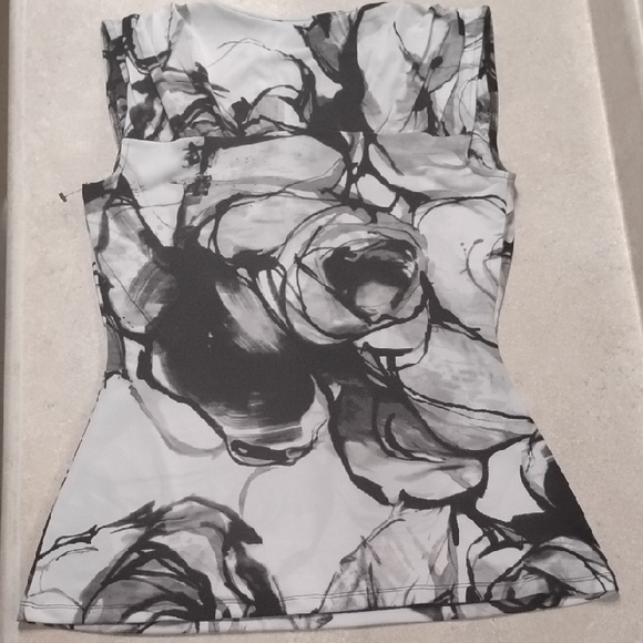 Express Monochrome Floral Blouse - Picture 3 of 3